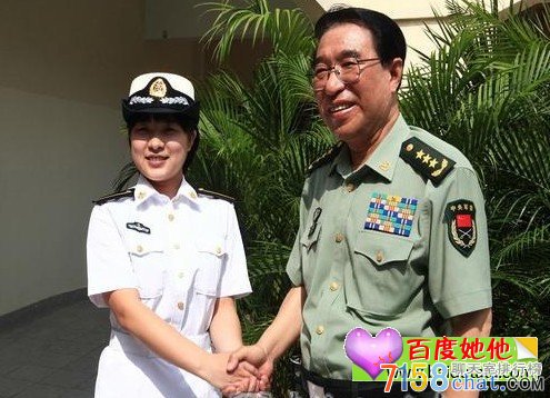 徐才厚和文艺女兵亲密拉手照.jpg