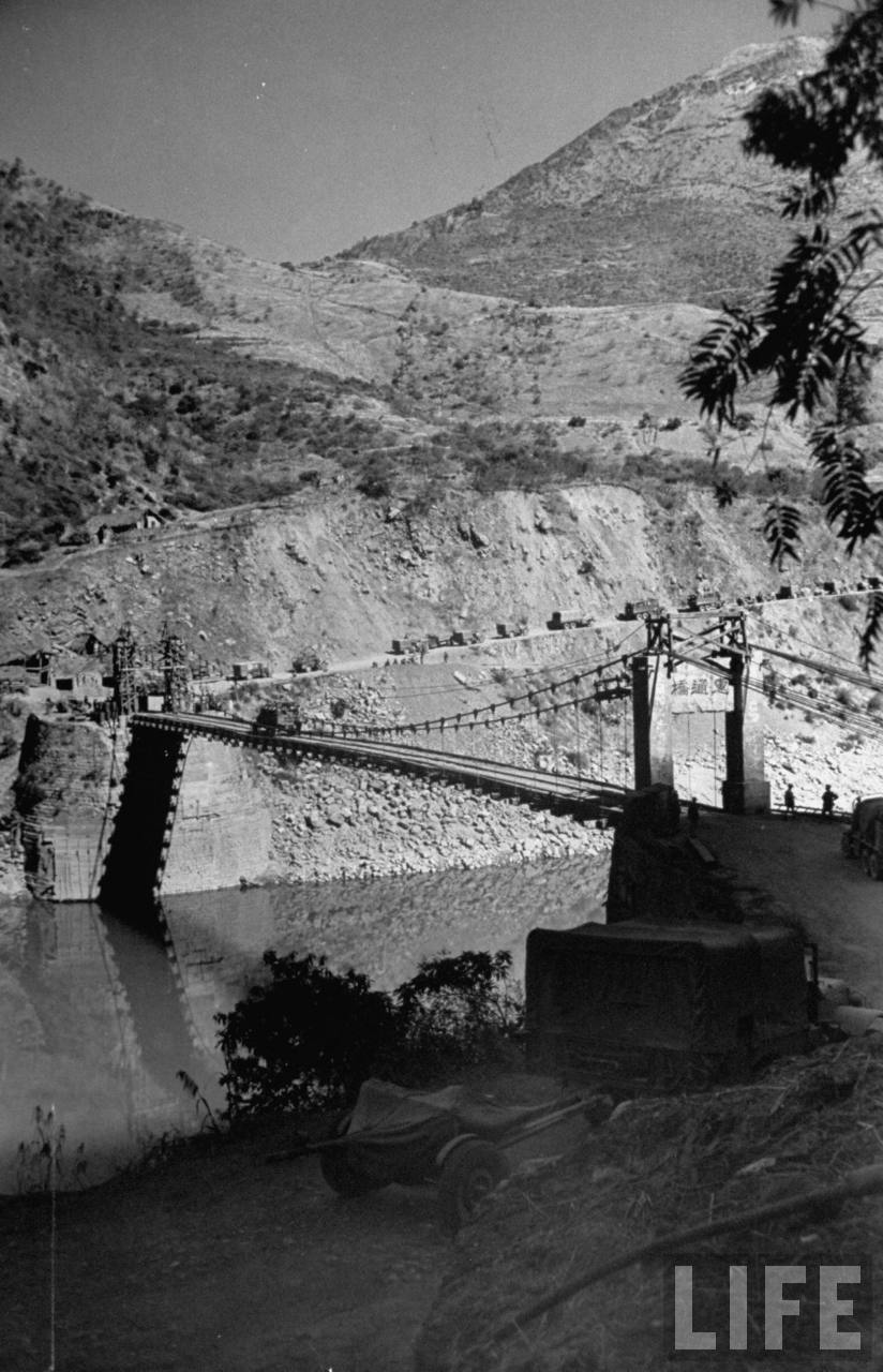 1945年1月，缅甸。美国陆军军用卡车车队正在穿过萨尔温江大桥，这是滇缅公路在缅甸境内最重要的大桥，这条公路保障了二战后期对中国的物资供应，它从英属印度的东北部源源不断地向中国大后方进行支援。.jpg